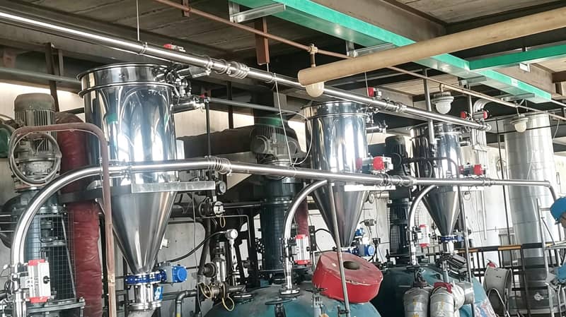 Chemical reactor vacuum conveying and feeding system